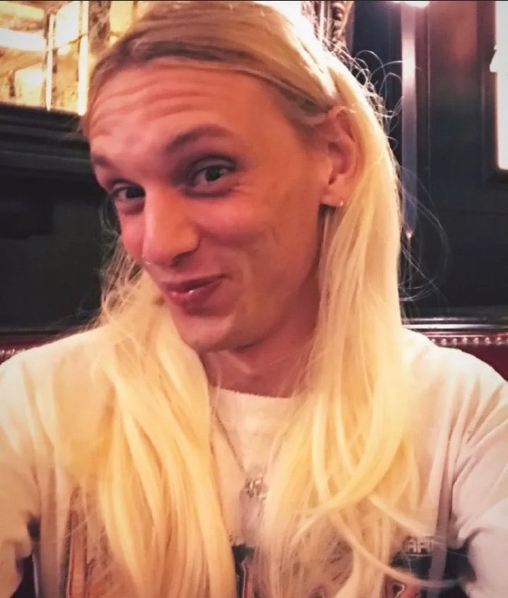 bestofjcb's tweet image. Jamie Campbell Bower =
Brooding evil goth boy
and
Glittering fairy princess
🖤💖🖤💖
#JamieCampbellBower
#Polarity