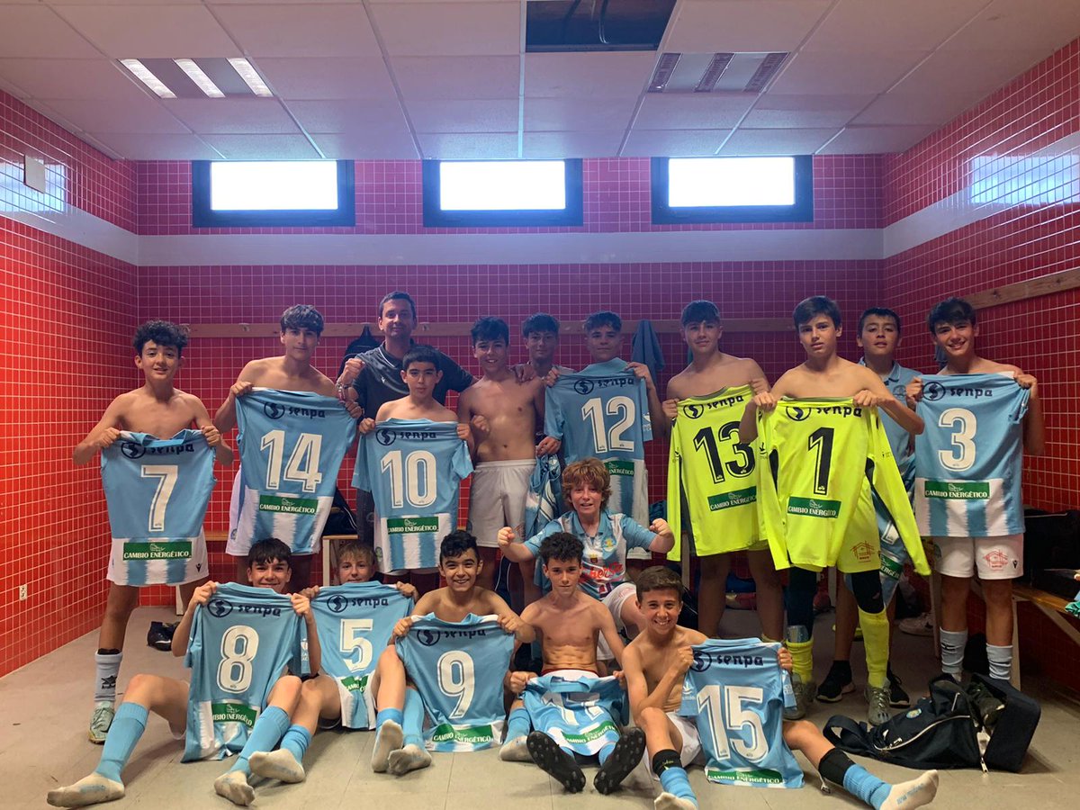 RBarriga2's tweet photo. Finalizamos una temporada difícil y dura a la par de bonita, que con el trabajo de todos sacamos adelante, a seguir aprendiendo y sumando experiencias ✅⚽ https://t.co/ofFzx5PfDq