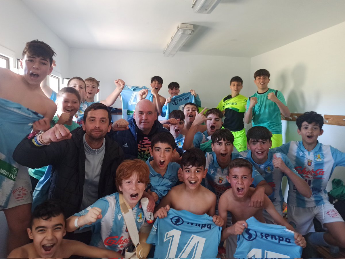 RBarriga2's tweet photo. Finalizamos una temporada difícil y dura a la par de bonita, que con el trabajo de todos sacamos adelante, a seguir aprendiendo y sumando experiencias ✅⚽ https://t.co/ofFzx5PfDq