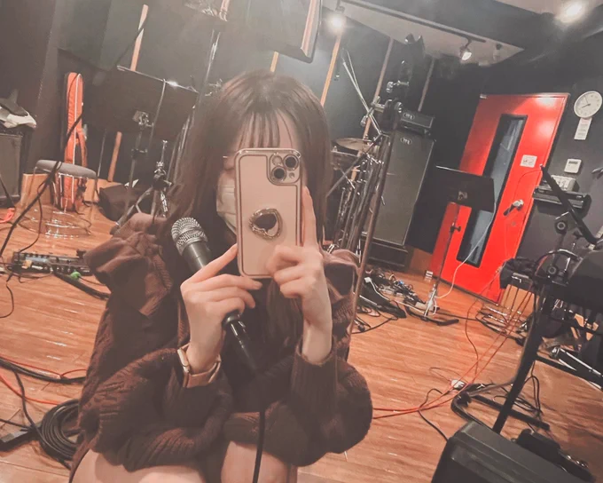 リハおわ 色々とわがままを言いまくってしまったけど、プロ達の手腕により神アレンジが爆誕したのでほくほくが止まらない。ありがたい…しあわせ( *¯  ¯*)  休憩中ぱしゃ髪色なやんでる