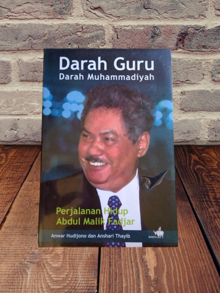 Anekdot soal Rokok yang begitu cair dari kedua Tokoh NU &amp; Muhammadiyah, kalau tidak salah ada di buku ini.

📘 Darah Guru Muhammadiyah : Perjalanan hidup Prof Abdul Malik Fadjar karya Anwar Hudijono dan Anshari thayib.
