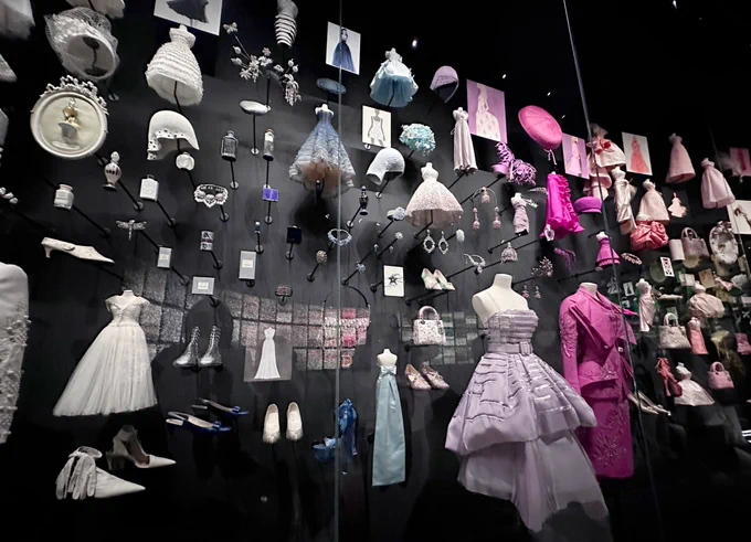 Dior展に行ってきました早朝から並んだ甲斐あった……!!!!笑 すごく贅沢な展示で大満足撮った写真で布の動きへの理解を深めたいと思います。 お供のもち清光も超ご機嫌