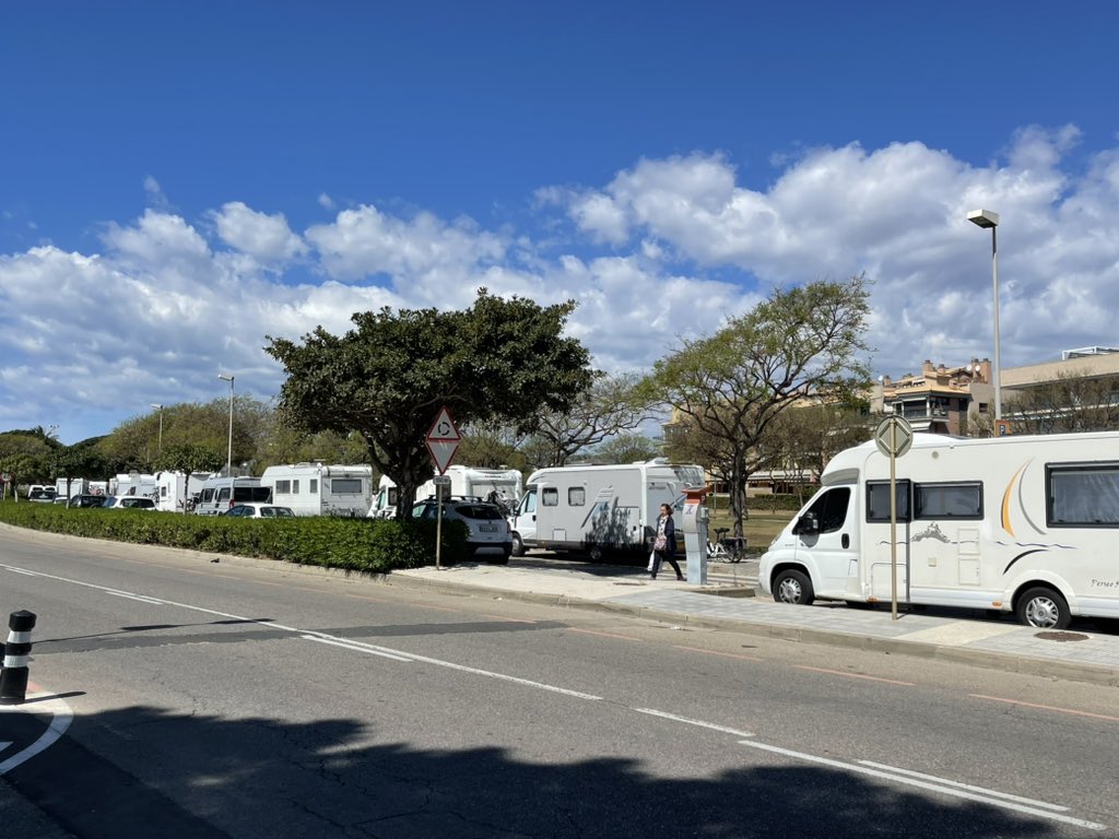 Dolorsseto's tweet photo. De veritat @ajcambrils  creieu que és normal que les caravanes aparquin a la via pública sense més? L’Esquirol #Cambrils s’ha convertit ara en un pk de caravanes? Feu alguna cosa ja! 🙏🏼🙏🏼 https://t.co/VxBlD2Gb6i