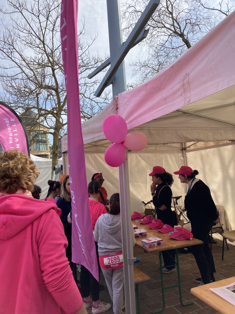 chr_metz_thion's tweet photo. Le CHR en communion avec la population de la @MairiedeMetz pour La Messine ! 🌹🎉
Tous unis contre le cancer du sein 🫶🏼
#la #messine #ensemble #sante #publique https://t.co/Y3k5hBHZlb