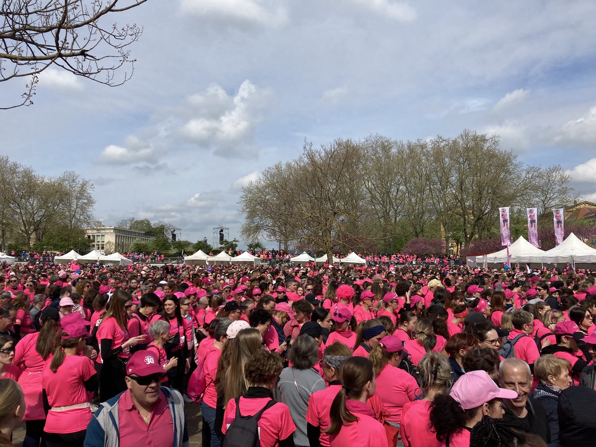 chr_metz_thion's tweet photo. Le CHR en communion avec la population de la @MairiedeMetz pour La Messine ! 🌹🎉
Tous unis contre le cancer du sein 🫶🏼
#la #messine #ensemble #sante #publique https://t.co/Y3k5hBHZlb