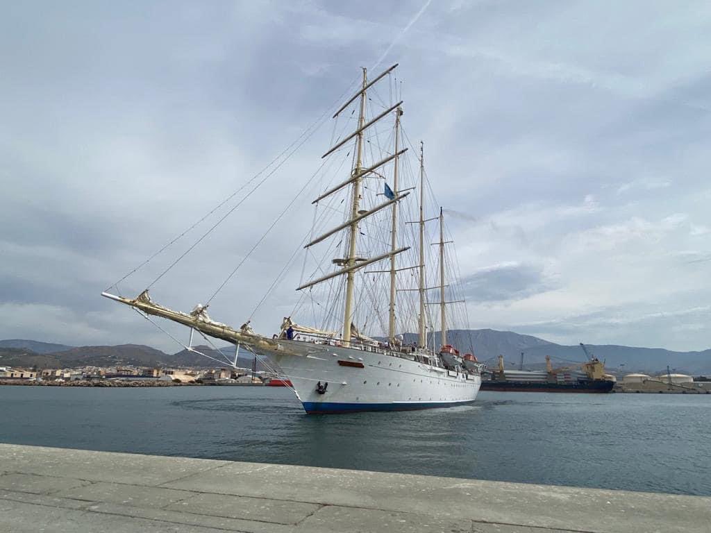 PepeGaFuentes's tweet photo. El #crucero a vela #StarClipper, hizo escala el día de ayer en el @puertodemotril.
Un velero luxury de 4 mástiles, con 110 m de eslora, decorado en maderas nobles, y con capacidad para 170 pasajeros, que ofrece experiencias inolvidables y únicas.
#turismo
#crucerosdelujo
#Motril https://t.co/Xb0kos7HeL