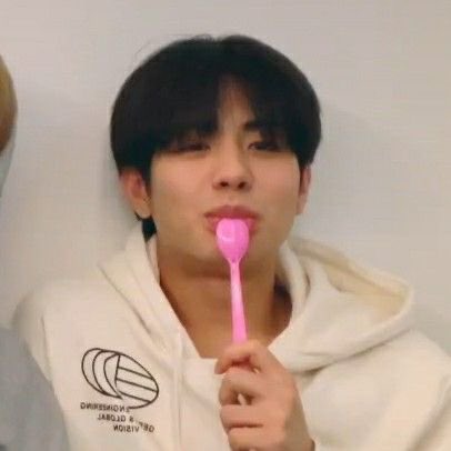 harutrzn's tweet photo. 이 깜쟝콩 머냐구 https://t.co/LgZnQBXKcx