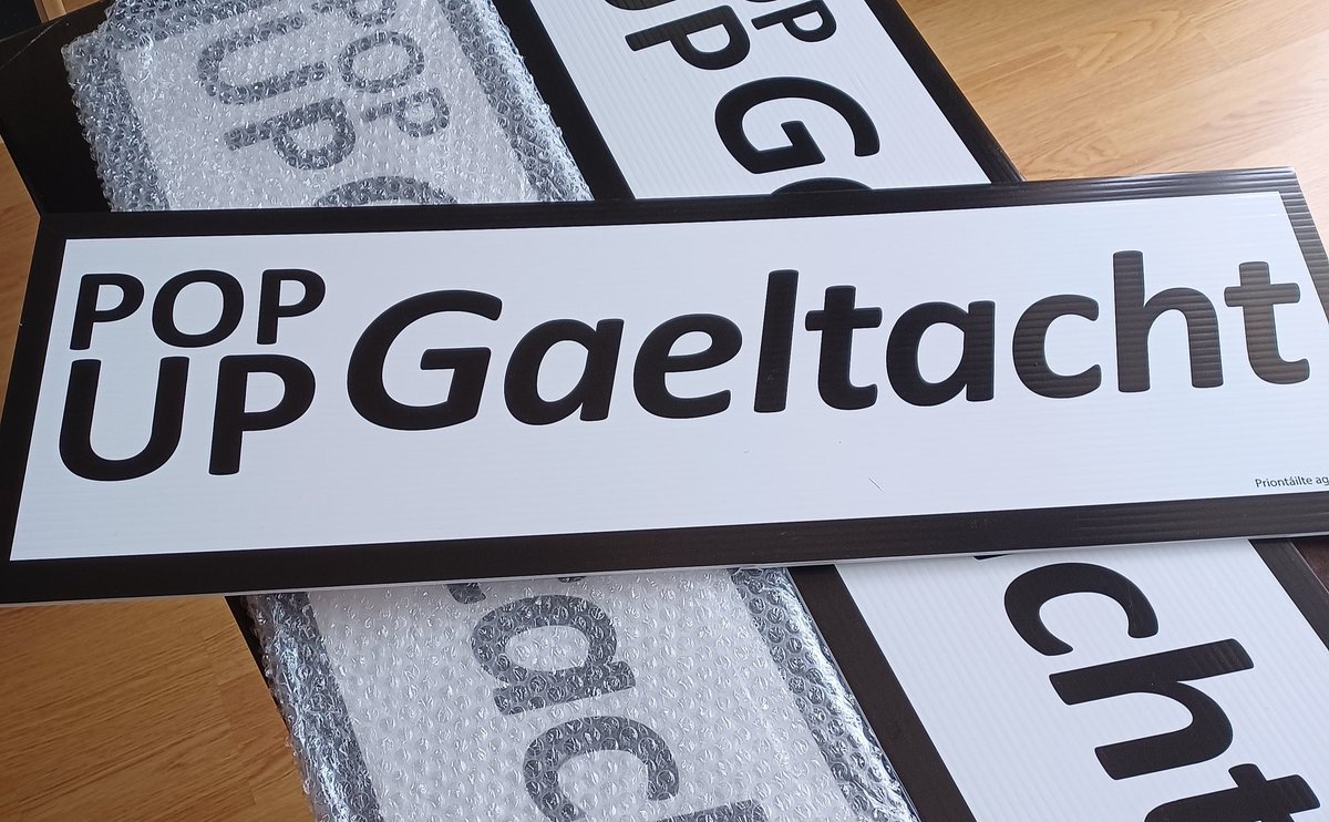 PobalGaeilge15's tweet photo. If you're a learner or fluent speaker of Irish & located near Dublin 15, keep Friday 19th May free from 19:00!
We have a very special night of Irish planned!!
#Gaeilge #ceol #craic #caint #ceolchoirm #popupgaeltacht #aoispeisialta https://t.co/mcc8H810tJ