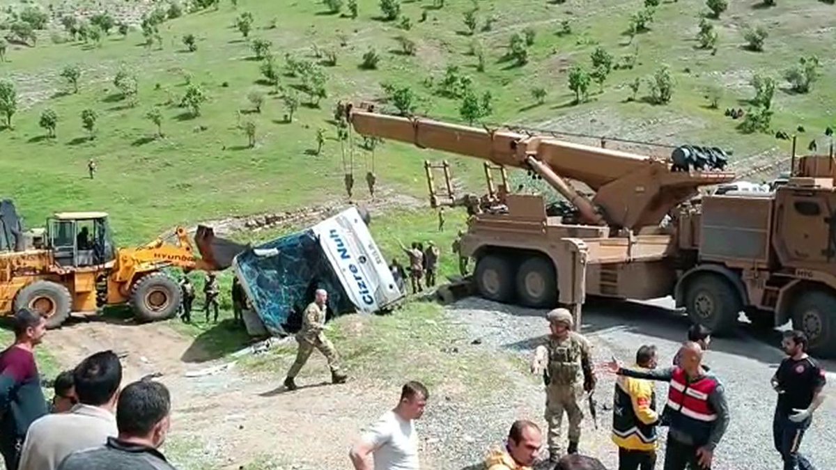 #Şırnak’ta askeri personeli taşıyan aracın kaza yapması sonucu 2 askerimiz şehit oldu, 45 askeri  personel yaralandı 
Aziz şehitlerimize Allah'tan rahmet yaralılarımıza acil şifalar diliyorum.

Başımız Sağolsun