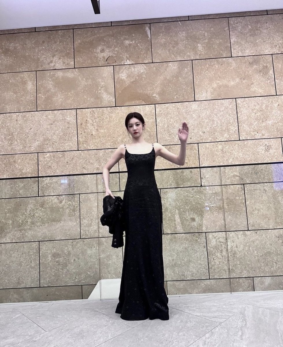 yourecho_'s tweet photo. Is she making fun of her own red carpet pose because some headlines be saying she looks like an AI/robot 🤧🤧🤧 https://t.co/coqJdAtSt3