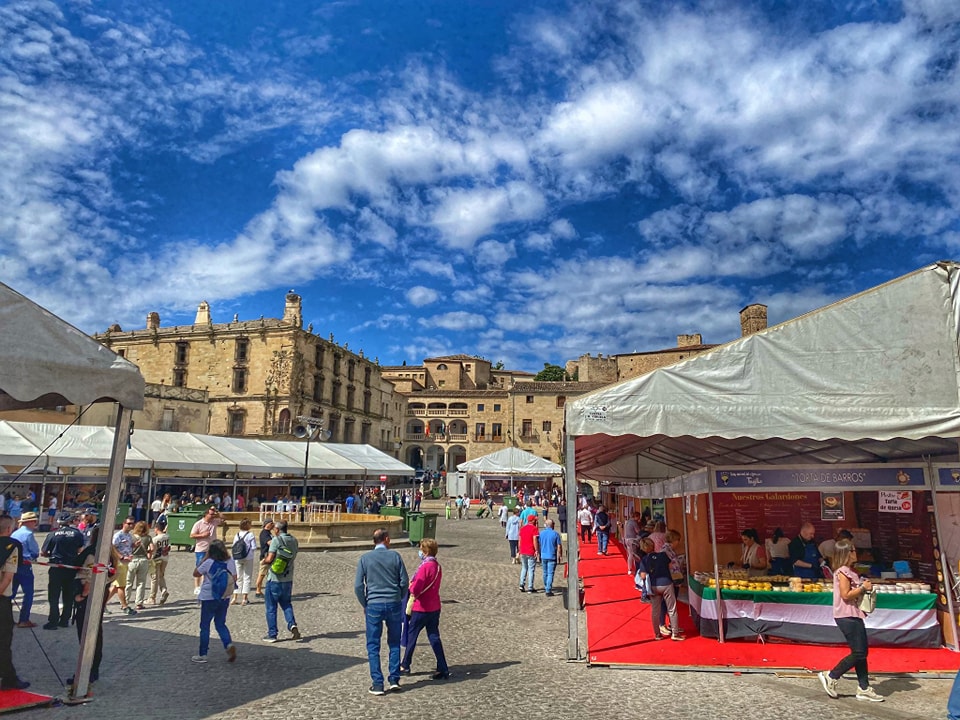 Turismo Provincia Cáceres (@turismo_dipcc) on Twitter photo ✅Seguimos en la Feria Nacional del Queso 🧀 de Trujillo y seguimos informando sobre todo lo que hay que ver 📷 y hacer por la #ProvinciadeCáceres.
Cáceres, #livinglavidarelax
<a href="/DiputacionCC/">DiputacionCC</a>
<a href="/Trujilloweb/">Ayuntamiento de Trujillo</a>
#feriadelqueso #queso #gastronomía #Trujillo ✅Seguimos en la Feria Nacional del Queso 🧀 de Trujillo y seguimos informando sobre todo lo que hay que ver 📷 y hacer por la #ProvinciadeCáceres.
Cáceres, #livinglavidarelax
<a href="/DiputacionCC/">DiputacionCC</a>
<a href="/Trujilloweb/">Ayuntamiento de Trujillo</a>
#feriadelqueso #queso #gastronomía #Trujillo