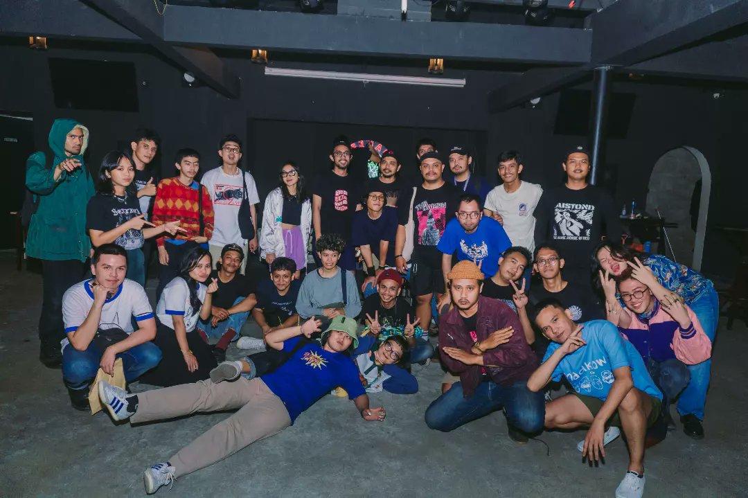 WARGA WARGI LFG🍻🍻🍻

BESOK LIBUR VOL.2
<a href="/jerukrecords/">Jeruk Records</a> X <a href="/OroroRecords/">Ororo Records</a>

YEAH!!! SEBUAH POTRET KESERUAN YANG SANGAT MEMORABLE TADI MALAM! 
DALAM RANGKA " OUN OUR TRIP TO THE WEST" TOURNYA <a href="/carolinespop/">THE CAROLINE’S</a>.pop (SURABAYA) dan Loon (SALATIGA)❤️

SANGAT SERU!!! INTIMATE! HANGAT!