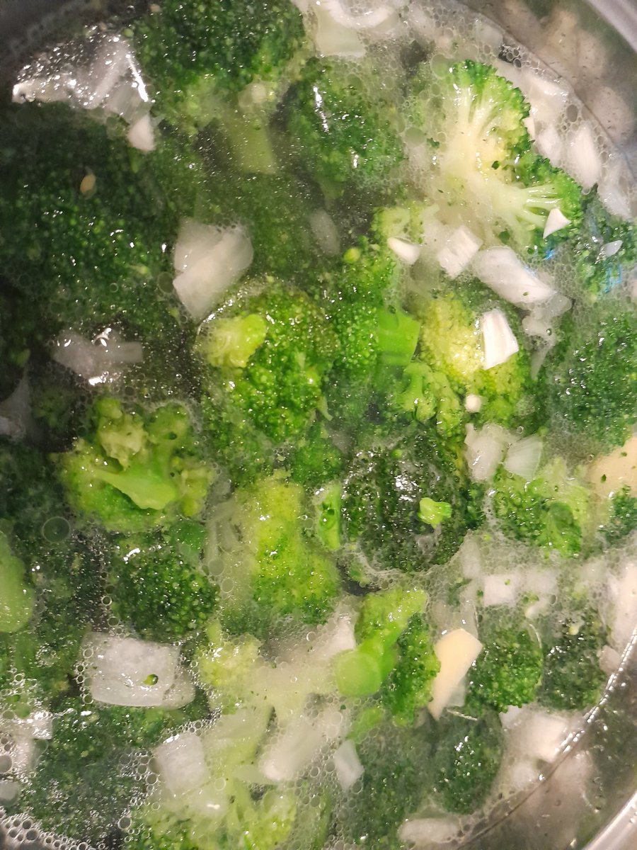 stadskok's tweet photo. Vanmorgen weer een heerlijk vers soepje gemaakt voor het Toon Hermans Huis Arnhem. Deze keer een verse broccoli/roomkaas soep. De gastvrouwen warmde gelijk wat op toen ik kwam, want de gasten kwamen om te eten. Geniet ervan mensen! 

#samensterkinarnhem https://t.co/BnLeu4rtNZ