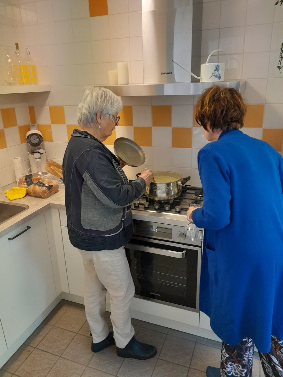 Vanmorgen weer een heerlijk vers soepje gemaakt voor het Toon Hermans Huis Arnhem. Deze keer een verse broccoli/roomkaas soep. De gastvrouwen warmde gelijk wat op toen ik kwam, want de gasten kwamen om te eten. Geniet ervan mensen! 

#samensterkinarnhem