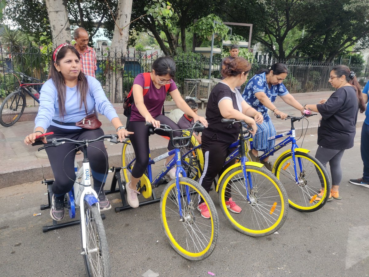 dalipsabharwal's tweet photo. Where there's a will, there's a way: An hour of training at #cycleschool gave them wings to fly.
When more women learn to cycle, we create an equitable voice for the cyclists in the city. Better and safe infrastructure is the need of an hour to our cities liveable. #letscycle https://t.co/Dp9WcbgSE7