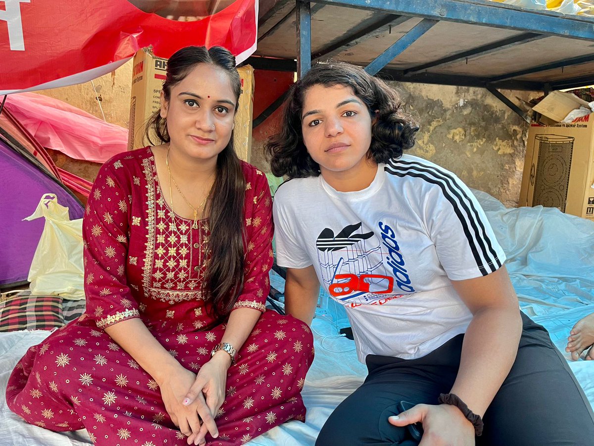 PragyaLive's tweet photo. सिंहासन हिल उठे राजवंशों ने भृकुटी तानी थी, 
बूढ़े भारत में आई फिर से नयी जवानी थी, 
गुमी हुई आज़ादी की कीमत सबने पहचानी थी, 
दूर फिरंगी को करने की सबने मन में ठानी थी
बुंदेले हरबोलों के मुँह हमने सुनी कहानी थी,
 खूब लड़ी मर्दानी वह तो झाँसी वाली रानी थी
तब बेटी अंग्रेजों से लड़ी थी..
अब सत्ता से इंसाफ़ के लिए लड़ रही हैं 
बस झाँसी की जगह जंतरमंतर हो गया है..
@SakshiMalik
@BajrangPunia 
@Phogat_Vinesh 
#JantarMantar