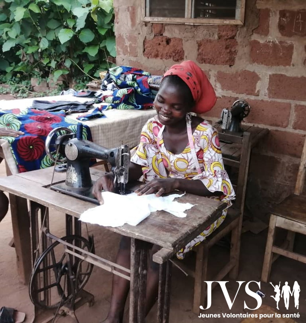 JVSAssociation's tweet photo. Dans le cadre du projet #NosDroitsNotreVie, notre équipe s'est rendue dans les ateliers des bénéficiaires de #RevElles, afin de s'assurer de la bonne marche des formations. 
C'était l'occasion d'écouter les filles sur les difficultés qu'elles vivent au cours de leur formation. https://t.co/iUCUqHHIGQ
