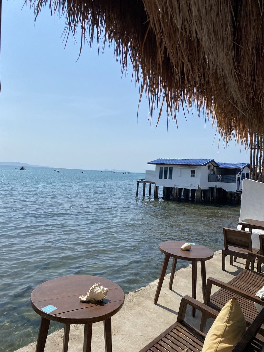 radafoodie's tweet photo. อยากแนะนำคาเฟ่บนเกาะล้าน Fat submarine cafe ร้านน่ารักมากกให้ฟีลเกาหลีเกาใจอยู่ริมทะเลบรรยากาศชิลๆ น้ำ-ขนมรสชาติโอเค ใครมีแพลนจะไปเที่ยวเกาะล้านแนะนำเลยย
#รีวิวคาเฟ่ #รีวิวเกาะล้าน #รีวิวพัทยา https://t.co/AmIvxtfNNb