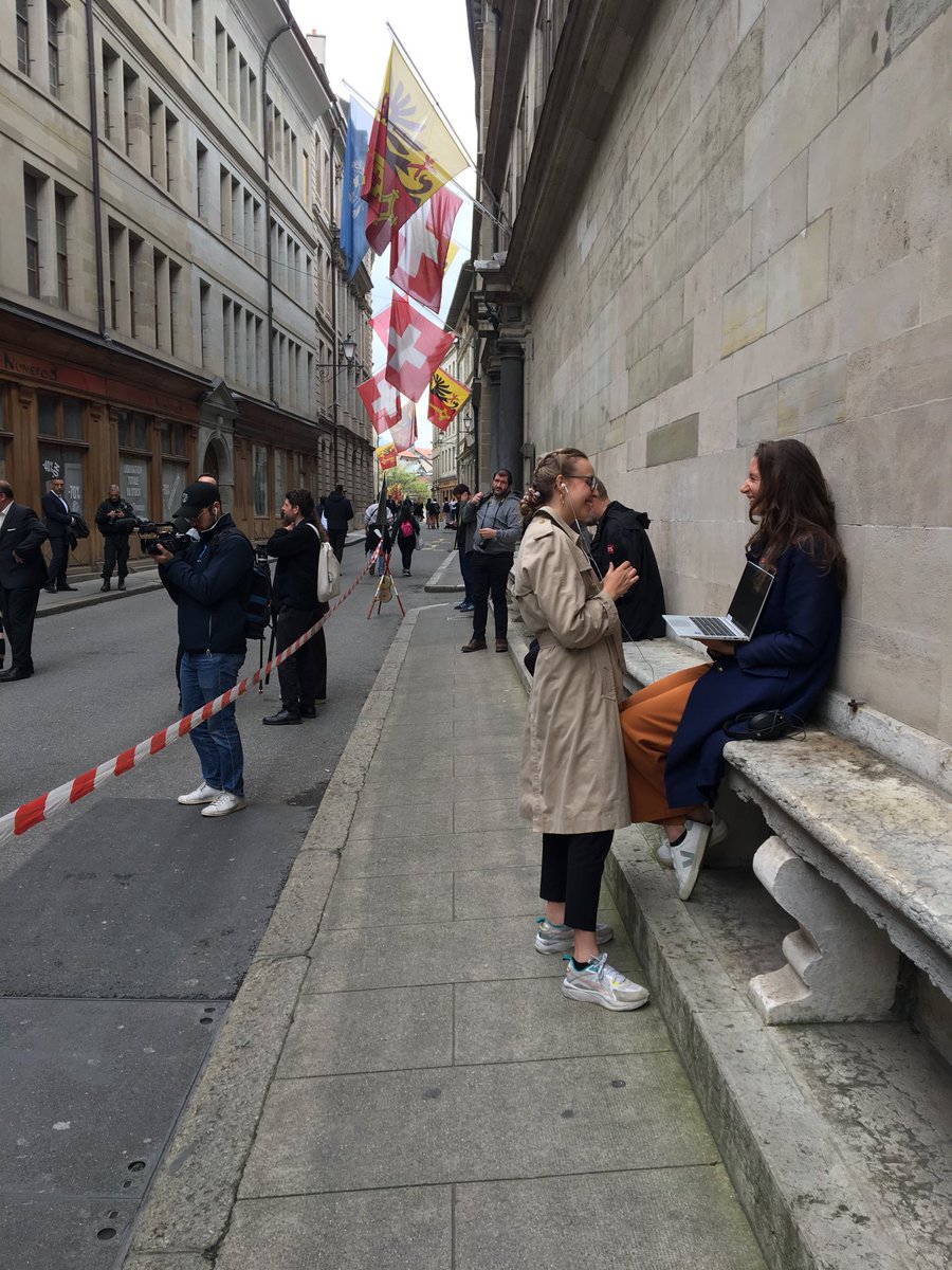 Les premiers résultats des élections genevoises c’est dans 15 minutes! ⁦<a href="/gab_cabre/">Gabriela Cabré</a>⁩ ⁦<a href="/AnoukPernet/">Anouk Pernet</a>⁩ Mohamed Musadak et moi-même sommes dans les starting-blocks!
#bureaudujour ⁦<a href="/RTSinfo/">RTS Info (compte archivé)</a>⁩