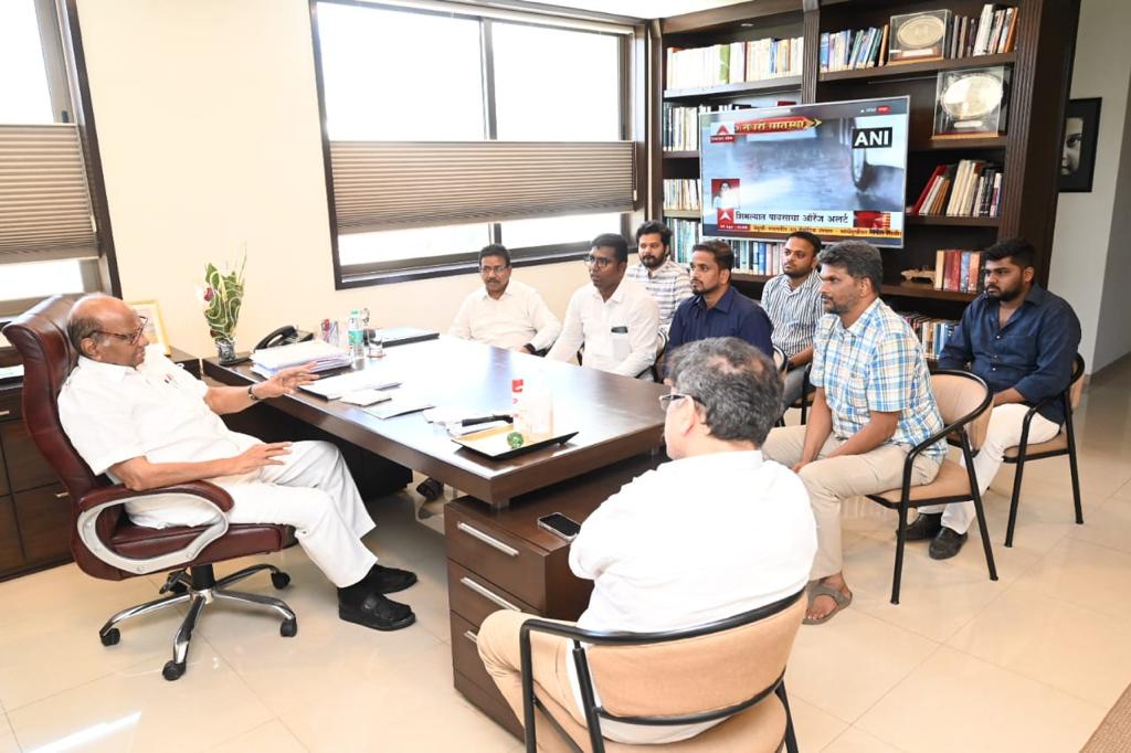 bsdrvs's tweet photo. आज संघटनेच्या पदाधिकाऱ्यांनी राष्ट्रवादी काँग्रेस पक्षाचे अध्यक्ष शरदराव पवार यांची यशवंतराव चव्हाण प्रतीष्ठान, मुंबई येथे भेट घेतली.
रिफायनरी विरोधी आंदोलनातील  स्थानिक ग्रामस्थांवर होणारे प्रशासनाकरवी अत्याचार , दडपशाही, तडीपारी आदि बद्दल सविस्तर चर्चा केली.
@PawarSpeaks https://t.co/I5fVm3Q7Ix
