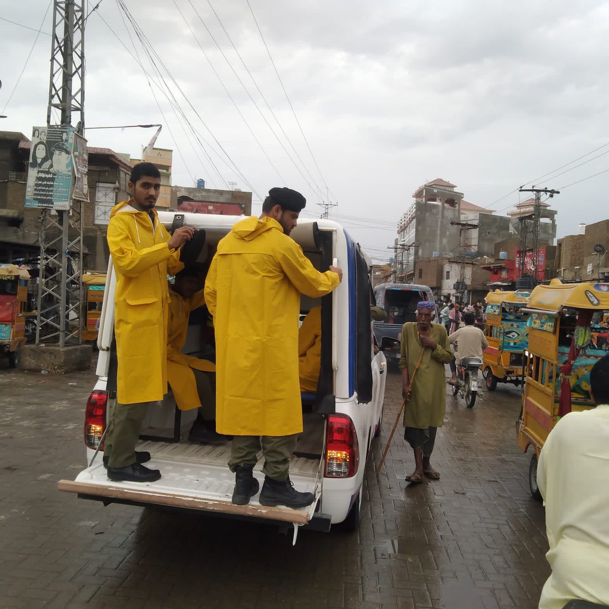 murtazawahab1's tweet photo. In order to deal with any emergency situation due to the expected rains, Rescue 1122 team has been stationed in different areas by #SindhGovt to assist with rescue operations if needed https://t.co/S6x9XhPUlO