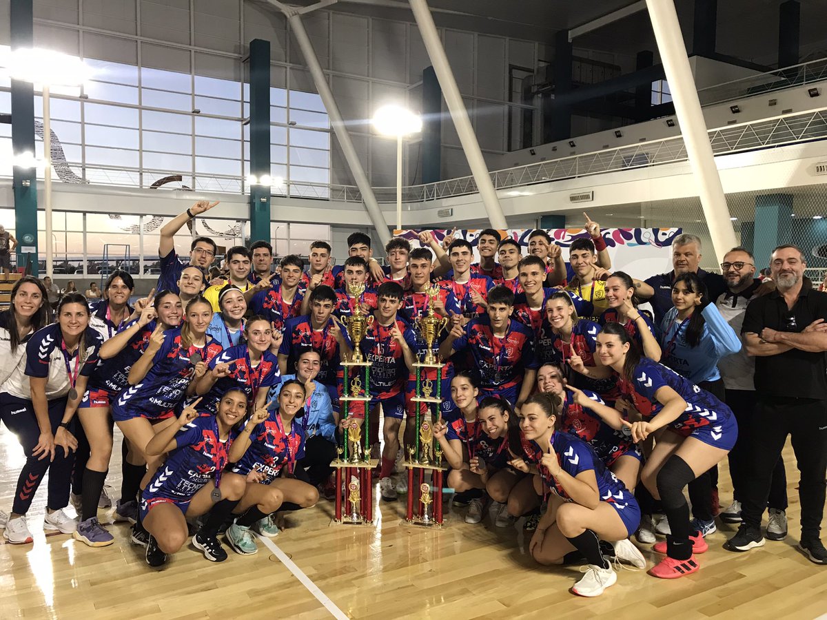 😎 ¿Hermosa mañana verdad?

🙋🏻‍♀️🙋🏻‍♂️ Levante la mano quien amaneció siendo campeón del Argentino juvenil.

🏆 ¡Felicitaciones para jugadoras/es y CT!