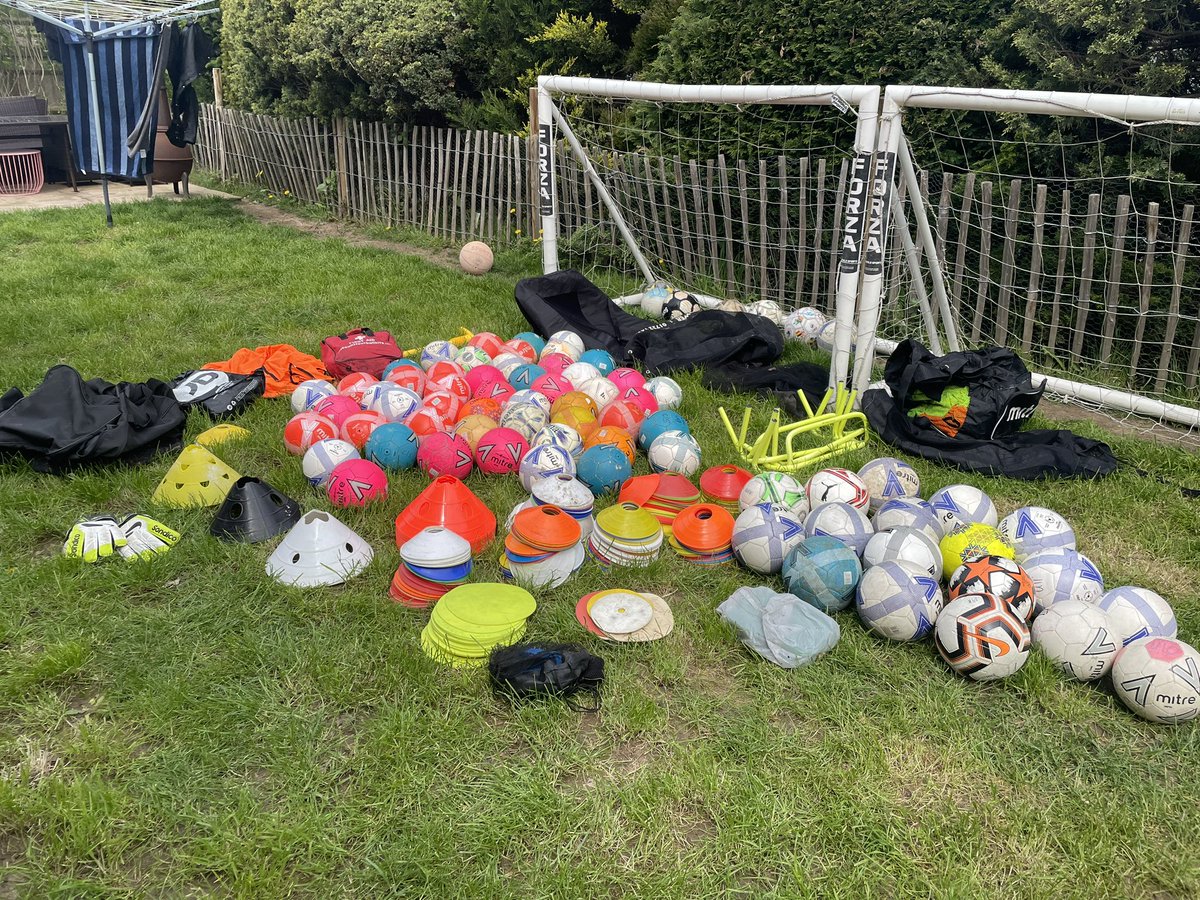 ClucasTWF's tweet photo. Tell me you coach grassroots without telling me @Teamgrassroots_ @twforesters @TWFFCgirls #Football #Grassroits #CoachLife https://t.co/jDhQhe8J40