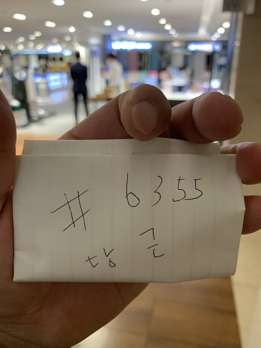 슈케어랑 슈케이스 진짜 너무 예쁘네요. 슈케어는 4개까지 들어가고 크기는 생각 작습니다. 다만 슈케이스가 좀 많아야 인테리어적으로 훌룽하게 쓸 수 있을 것 같습니다. 좋은 말이 많죠? 로드샵이랑 백화점 2군데 들렸습니다. 직원 분들이 계속 도와주시는데 저 결혼 안해요🥹 신혼 아니예요🫠누가