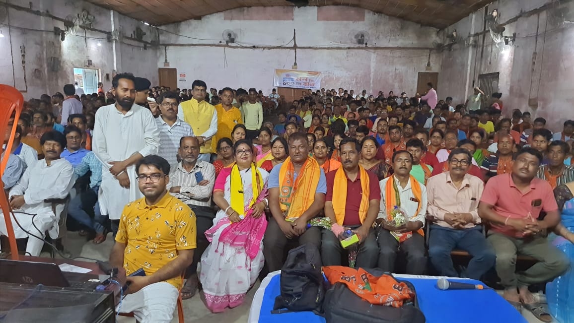 ravaroybjp's tweet photo. তুফানগঞ্জ বিধানসভা কেন্দ্রের বিশিষ্ট নাগরিকগণের সঙ্গে সমবেত হয়ে তুফানগঞ্জ কমিউনিটি হলে বসে আমরা প্রধানমন্ত্রী শ্রী নরেন্দ্র মোদী জির মন কি বাতের ১০০তম পর্ব শুনলাম।
#MKB100 #MaanKiBaat #MannKiBaat100 https://t.co/WQtLX3Dxcq