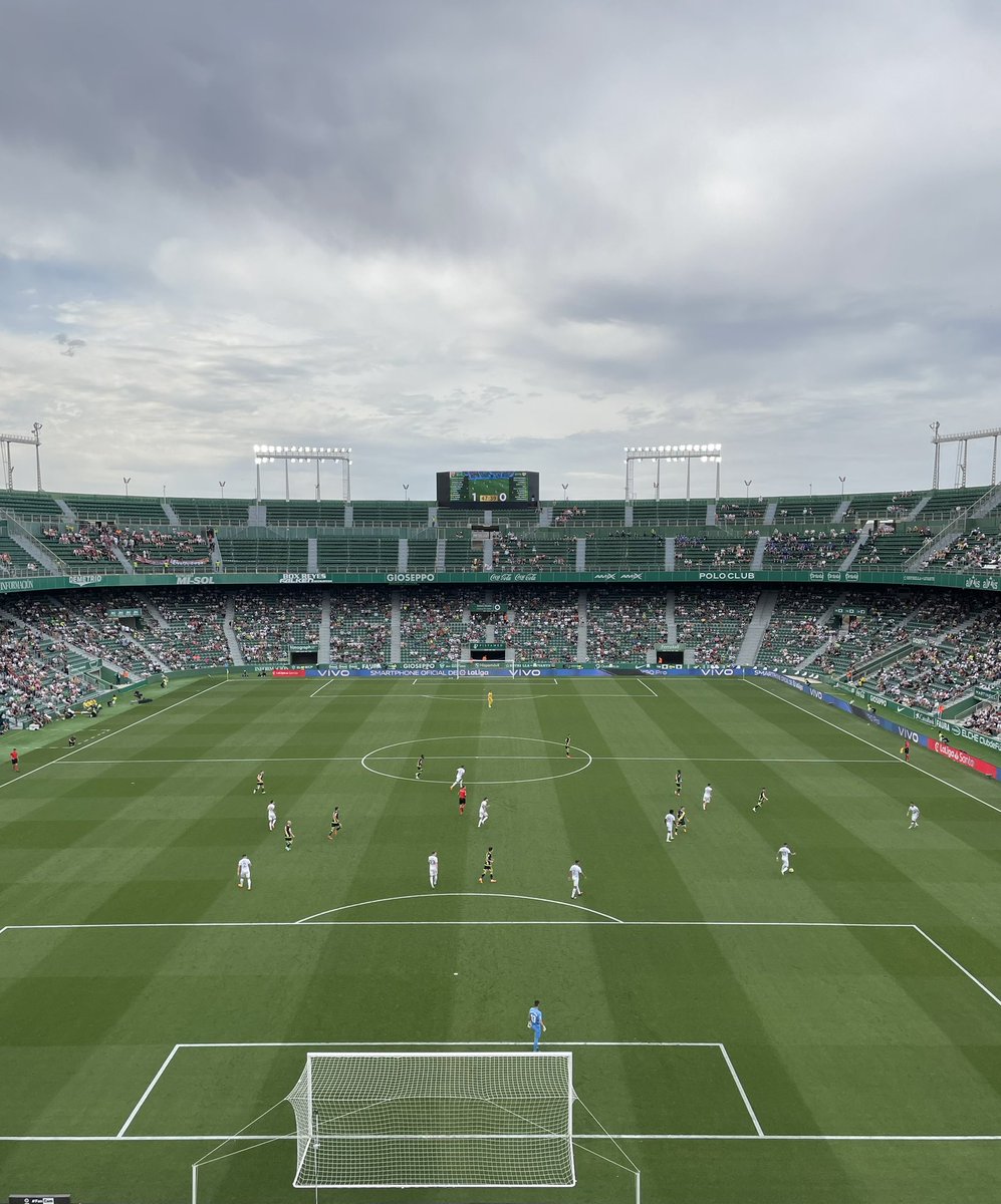 Wat een verrassing gisteren! Elche CF wint van Rayo Vallecano. Prachtig open stadion. Oud van buiten en “nieuw” van binnen. Gastvrij! 35 graden 🥵. Gratis water. Gratis cap. #ElcheRayo #LaLiga <a href="/elchecf/">Elche Club de Fútbol</a>