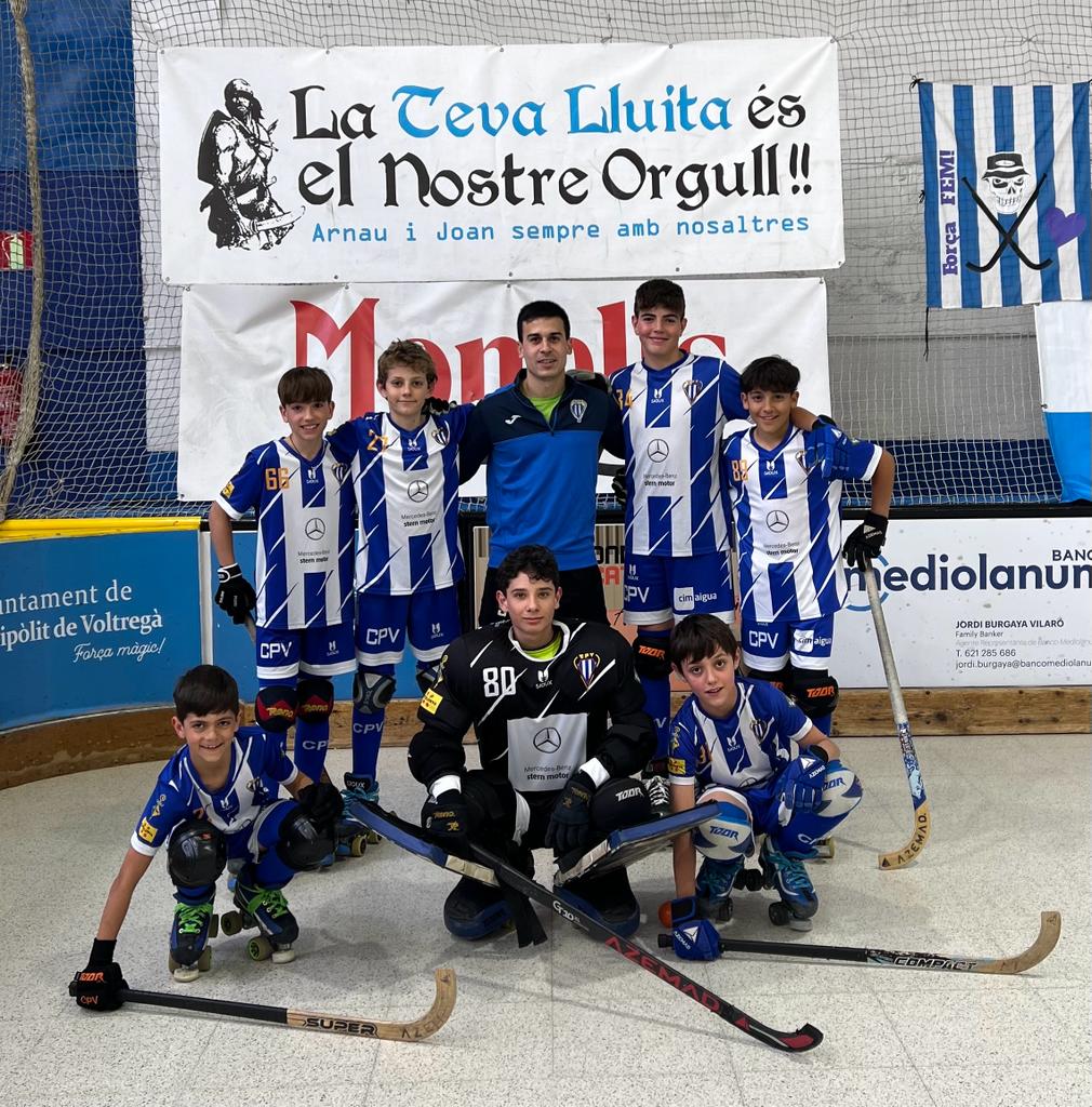 🔵⚪️ L'Aleví A del Voltregà ha acabat en cinquena posició als Campionats de Catalunya! Després de quedar fora de les semifinals, han guanyat a Igualada i Cerdanyola per aconseguir acabar cinquens. Felicitats!