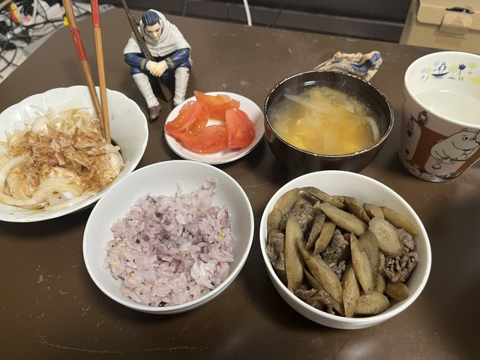 24時間ぶりのめしは、明日からお出かけだって言ったのにばあさんがめっちゃゴボウと牛肉の煮物をくれたので今からすごい頑張って食う の巻です #限界ダンボールめし