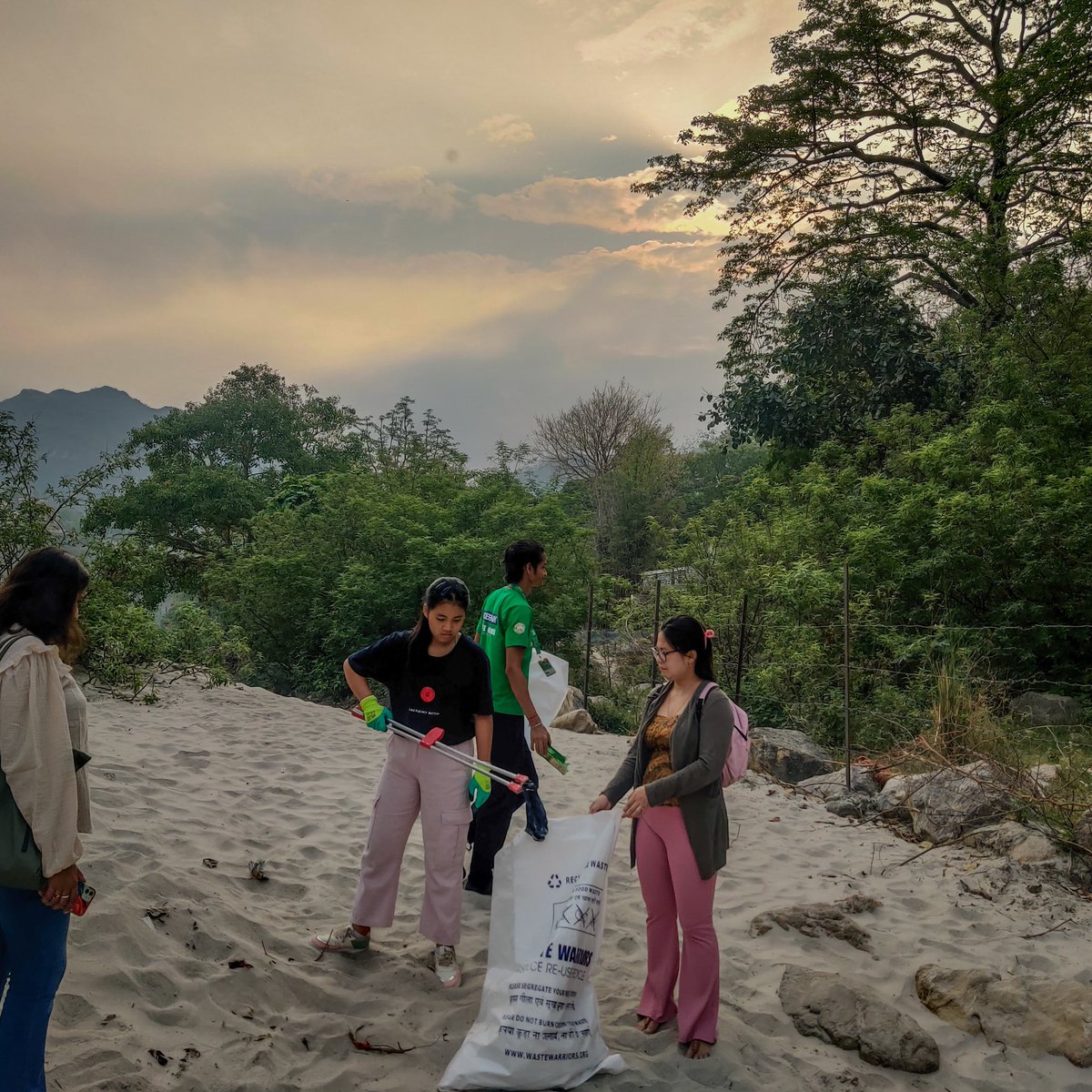 WasteWarriorsIN's tweet photo. Grateful to have met the inspiring young climate activist, @LicypriyaK and joined forces with @cgapp_org and @ParmarthNiketan for a Ganga cleanup as part of #RishikeshExpo 

Meri Ganga, Meri Zimmedari! 🌊♻️ #ClimateActionNow https://t.co/ZMf6VCm80P