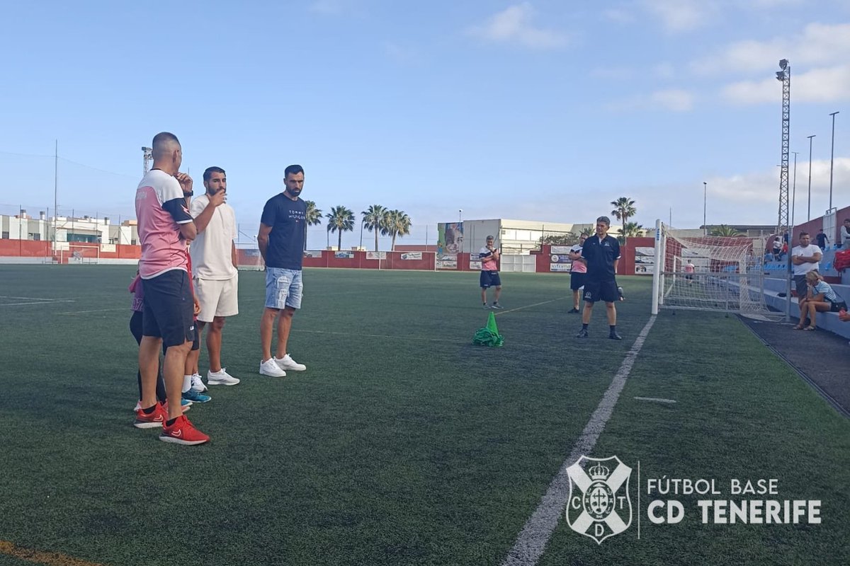 CDTOficial's tweet photo. 👨🏻⚽👧🏿 @gallegoenric y #JérémyMellot visitaron esta semana a la #EMFCandelaria para responder las preguntas de los jugadores y jugadoras 👏⚪🔵.

#CanteraCDT @CDTOficial #UnSentimientoQueNosUne https://t.co/7QwPaLZqQ5