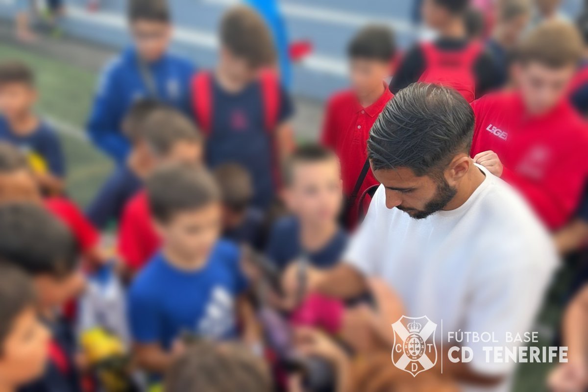 CDTOficial's tweet photo. 👨🏻⚽👧🏿 @gallegoenric y #JérémyMellot visitaron esta semana a la #EMFCandelaria para responder las preguntas de los jugadores y jugadoras 👏⚪🔵.

#CanteraCDT @CDTOficial #UnSentimientoQueNosUne https://t.co/7QwPaLZqQ5