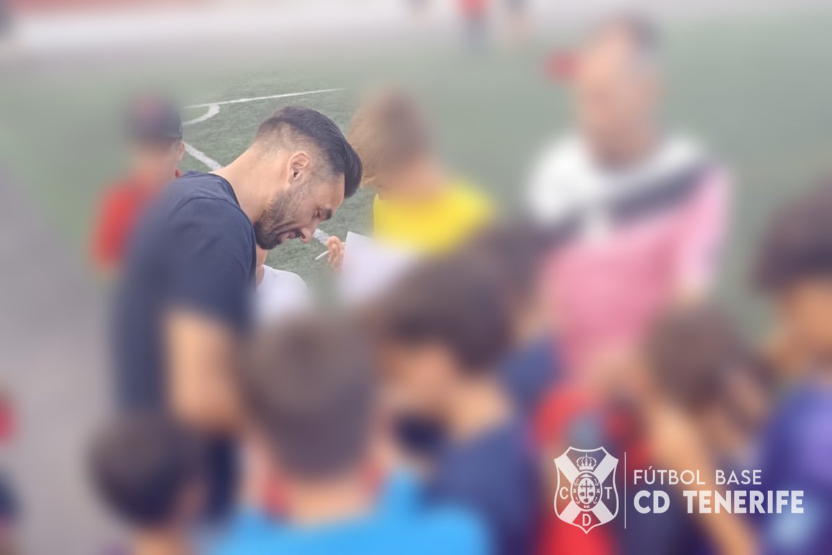 CDTOficial's tweet photo. 👨🏻⚽👧🏿 @gallegoenric y #JérémyMellot visitaron esta semana a la #EMFCandelaria para responder las preguntas de los jugadores y jugadoras 👏⚪🔵.

#CanteraCDT @CDTOficial #UnSentimientoQueNosUne https://t.co/7QwPaLZqQ5