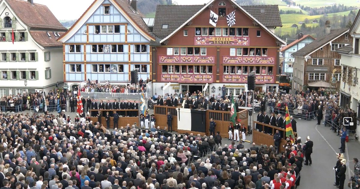 🗳️🇨🇭 Aujourd'hui se tient la Landsgemeinde du canton d'Appenzell Rhodes-Intérieures (16 000 hab)

Les électeurs se réunissent dans la capitale pour élire leurs représentants et trancher certaines questions ... à main levée !

Une des plus anciennes formes de démocratie directe