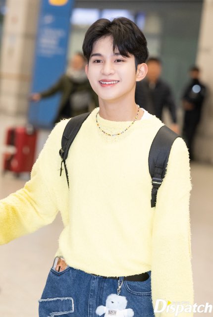 HORI70N's tweet photo. 📍 Incheon, Korea 

"Member Winston left the arrival hall with a bright smile showing his teeth." 

📸 Dispatch https://t.co/MkhH7Rwbce