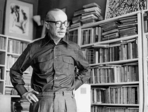 GloriosoMartin's tweet image. “Es curioso, pero vivir consiste en construir futuros recuerdos; ahora mismo, aquí frente al mar, sé que estoy preparando recuerdos minuciosos, que alguna vez me traerán la melancolía y la desesperanza.” (El Túnel, 1948)
                 Ernesto Sabato