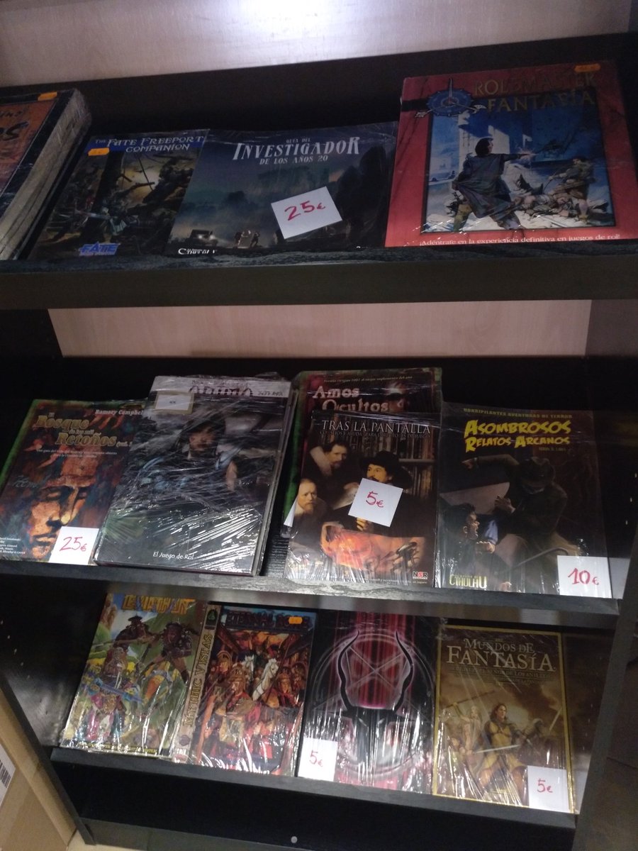 FedeTindalo's tweet photo. Mañana de mercadillo. La Asociación @Natsukaido ha organizado uno la mar de interesante en sus "Jornadas 14h. de juegos se mesa". 
#Elchejuega
#juegosdemesa 
#boardgames https://t.co/MN6j643Fk4