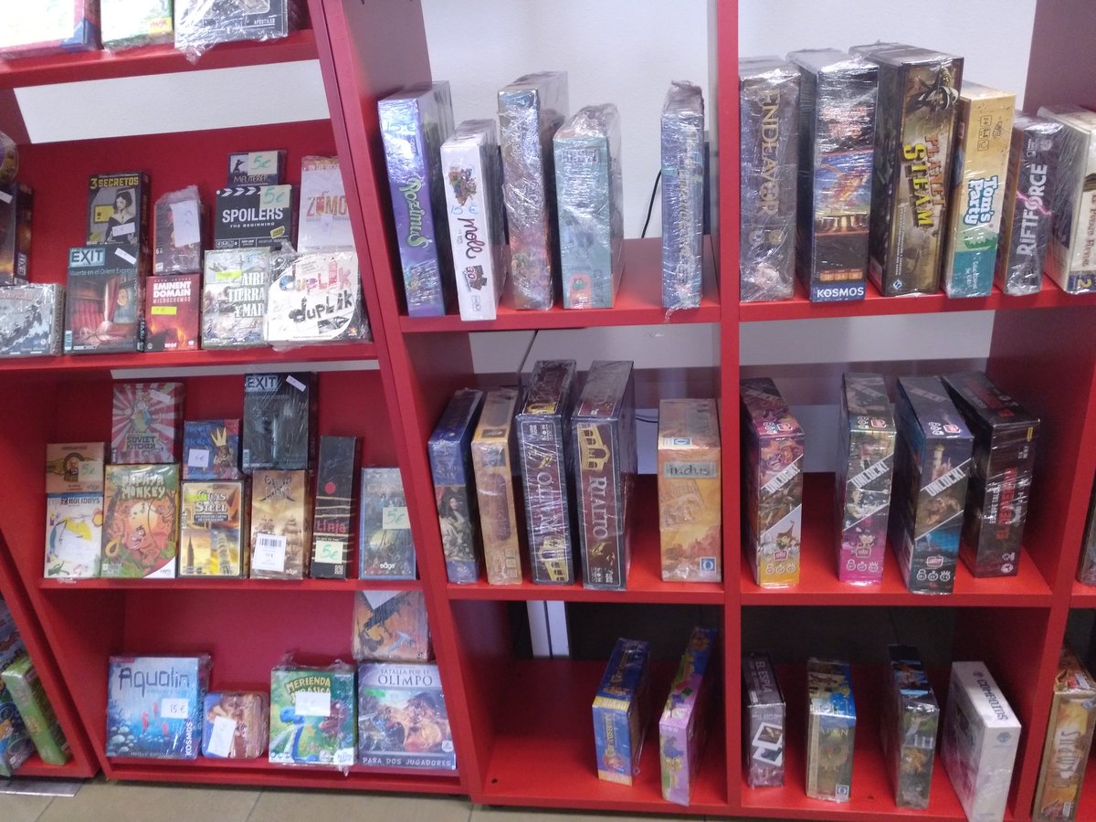 FedeTindalo's tweet photo. Mañana de mercadillo. La Asociación @Natsukaido ha organizado uno la mar de interesante en sus "Jornadas 14h. de juegos se mesa". 
#Elchejuega
#juegosdemesa 
#boardgames https://t.co/MN6j643Fk4