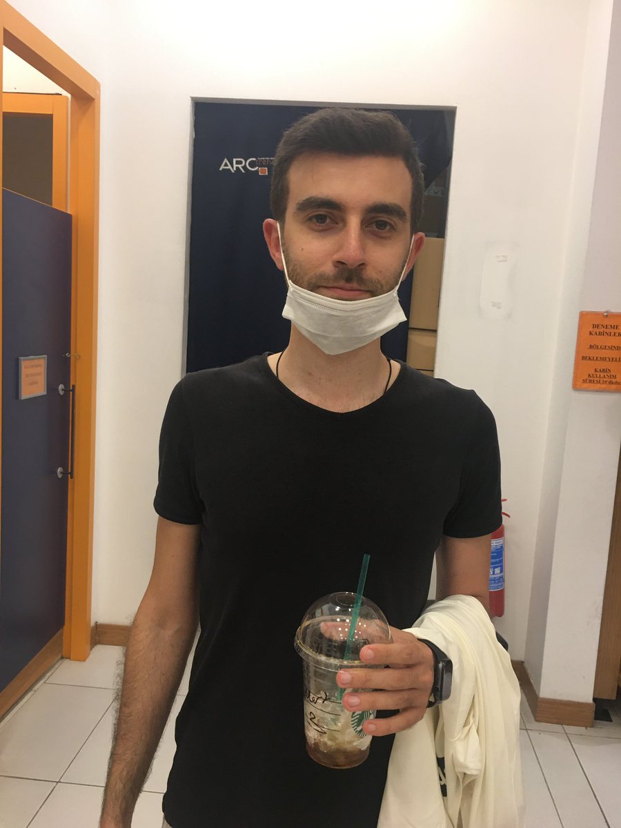 hataylifilozof's tweet photo. 6 şubat depreminden sonra,45 gün boyunca direndi “ Mert “.. Kurtarma ekibi yoktu,Yağmur yağıyordu,zifiri karanlıktı, çığlıkları her yere yayıldı, Annesi,babası ve Mert göçük altındaydı,Mertimin bacaklarına kiriş düşmüştü,Annesi ölmüştü ama annesini kaybettiğini bilmeden bağırıyordu,Mert çıktı yaşamaz dediler,yavaş yavaş bedeni eksildi,pes etmedi,onlarca ameliyat sonrası bile hayal kurdu,kabullendi planlar bile yaptık ama planlar arasında 40. Gününü hiç hayal etmedik … ice tea şeftali içelim dedin,en sevdiğim içecek bu oldu dedin,çıkar çıkmaz hep bunu içelim dedin..Son doğum günü,son yolculuğumuz hep birlikte oldu .. çektiğin acıları unutamıyorum .. bakışlarını,protez bacak videoları izlemeni,kokunu,o halinle bile oradaki hastaları düşünüp ihtiyaçlarını gidermeye çalışmanı unutamıyorum . Rüyalarıma giriyorsun seni özlediğim kadar kimseyi özlemedim bu hayatta . Kendimi kimsesiz hissetmedim hiç bu kadar … canım kardeşim Allahımdan tek dileğim sen nerdeysen,benimde sonum senin yanında olsun …. Depremin izi silindi diyenler hastanelerin yoğun bakımlarını gezsin, taburcu olanları da gezebilir, kolu, bacağı olmayan binlerce insanı ziyaret edebilir bakalım izi silinmiş mi ? Bakalım yaralar sarılmış mı ? Sahi kolu bacağı kesilen, kalıcı hasar alan hastalardan, utanmadan para alan özel hastaneler sizide unutmayacağım.protez yapabilmek için,fizik tadavi ve çeşitli sağlık sorunları olanların sosyal medya üzerinden yardım toplamaya çalışmalarından hiç mi utanmıyorsunuz ? Hiç mi yüzünüz kızarmıyor ? Yetkililer bunlara sahip çıkmayacaksa, kime çıkacak? İsyanım çaresizliğimden, isyanım yaşadıklarımdan , isyanım keşkelerden,Neyse ateş düştüğü yeri yakmaya devam ediyor …
Mekanın mekanım olsun kardeşim Mert Öztürk..