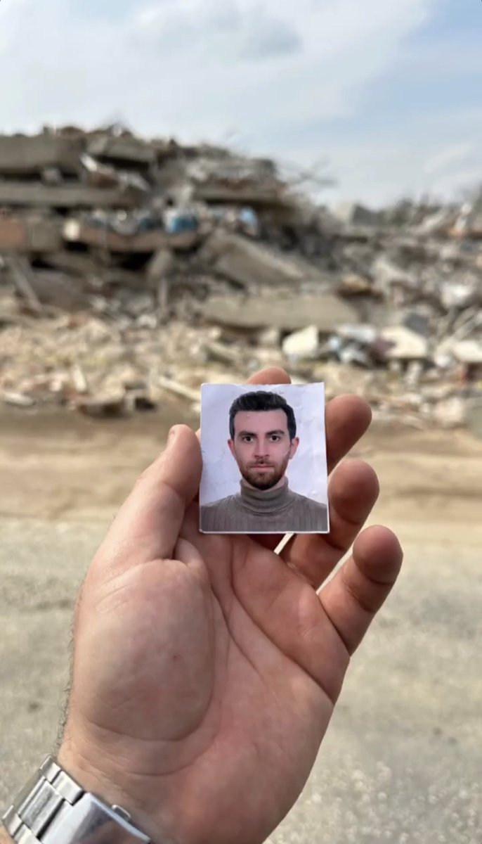 hataylifilozof's tweet photo. 6 şubat depreminden sonra,45 gün boyunca direndi “ Mert “.. Kurtarma ekibi yoktu,Yağmur yağıyordu,zifiri karanlıktı, çığlıkları her yere yayıldı, Annesi,babası ve Mert göçük altındaydı,Mertimin bacaklarına kiriş düşmüştü,Annesi ölmüştü ama annesini kaybettiğini bilmeden bağırıyordu,Mert çıktı yaşamaz dediler,yavaş yavaş bedeni eksildi,pes etmedi,onlarca ameliyat sonrası bile hayal kurdu,kabullendi planlar bile yaptık ama planlar arasında 40. Gününü hiç hayal etmedik … ice tea şeftali içelim dedin,en sevdiğim içecek bu oldu dedin,çıkar çıkmaz hep bunu içelim dedin..Son doğum günü,son yolculuğumuz hep birlikte oldu .. çektiğin acıları unutamıyorum .. bakışlarını,protez bacak videoları izlemeni,kokunu,o halinle bile oradaki hastaları düşünüp ihtiyaçlarını gidermeye çalışmanı unutamıyorum . Rüyalarıma giriyorsun seni özlediğim kadar kimseyi özlemedim bu hayatta . Kendimi kimsesiz hissetmedim hiç bu kadar … canım kardeşim Allahımdan tek dileğim sen nerdeysen,benimde sonum senin yanında olsun …. Depremin izi silindi diyenler hastanelerin yoğun bakımlarını gezsin, taburcu olanları da gezebilir, kolu, bacağı olmayan binlerce insanı ziyaret edebilir bakalım izi silinmiş mi ? Bakalım yaralar sarılmış mı ? Sahi kolu bacağı kesilen, kalıcı hasar alan hastalardan, utanmadan para alan özel hastaneler sizide unutmayacağım.protez yapabilmek için,fizik tadavi ve çeşitli sağlık sorunları olanların sosyal medya üzerinden yardım toplamaya çalışmalarından hiç mi utanmıyorsunuz ? Hiç mi yüzünüz kızarmıyor ? Yetkililer bunlara sahip çıkmayacaksa, kime çıkacak? İsyanım çaresizliğimden, isyanım yaşadıklarımdan , isyanım keşkelerden,Neyse ateş düştüğü yeri yakmaya devam ediyor …
Mekanın mekanım olsun kardeşim Mert Öztürk..
