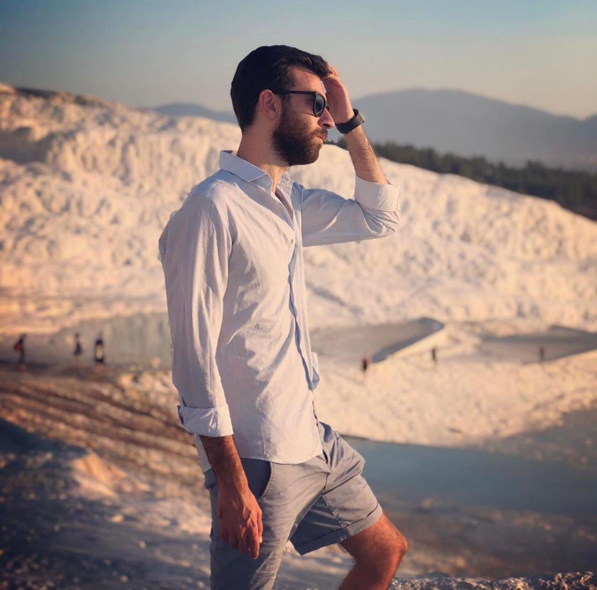 6 şubat depreminden sonra,45 gün boyunca direndi “ Mert “.. Kurtarma ekibi yoktu,Yağmur yağıyordu,zifiri karanlıktı, çığlıkları her yere yayıldı, Annesi,babası ve Mert göçük altındaydı,Mertimin bacaklarına kiriş düşmüştü,Annesi ölmüştü ama annesini kaybettiğini bilmeden