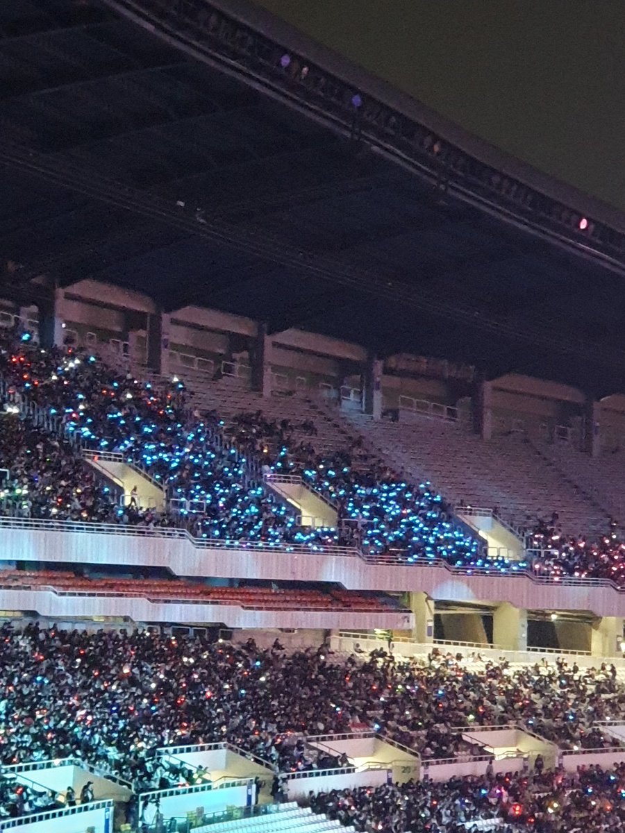 iS2R1M's tweet photo. 아씨발 사울시장 오세훈 등장함
다 응원봉 파란색으로 바꾸고 야유함
아 존나웃겨 https://t.co/Ldxj5Tqpaz
