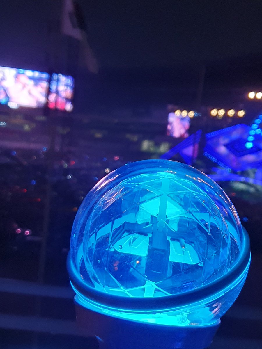 iS2R1M's tweet photo. 아씨발 사울시장 오세훈 등장함
다 응원봉 파란색으로 바꾸고 야유함
아 존나웃겨 https://t.co/Ldxj5Tqpaz