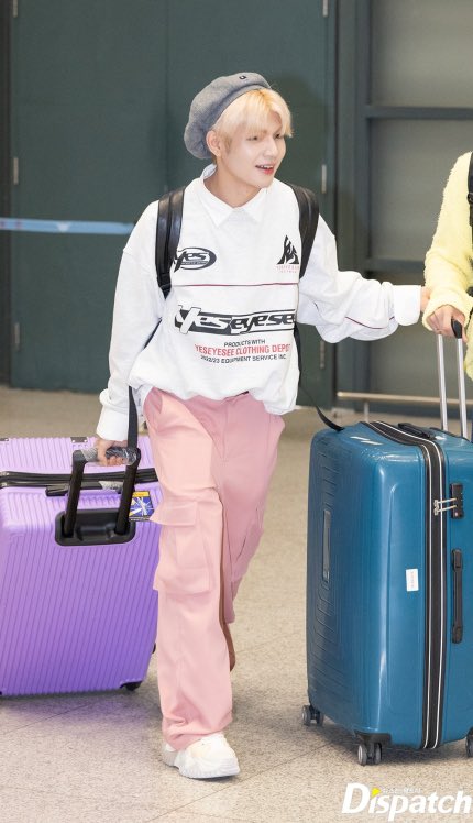 HORI70N's tweet photo. 📍 Incheon, Korea

"Member Kim caught the attention of the arrival hall with his unique fashion sense." 

📸 Dispatch https://t.co/ZNiBA3n1NW