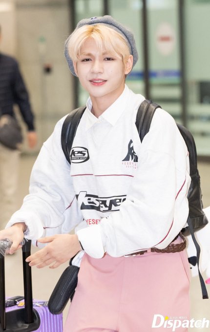 HORI70N's tweet photo. 📍 Incheon, Korea

"Member Kim caught the attention of the arrival hall with his unique fashion sense." 

📸 Dispatch https://t.co/ZNiBA3n1NW