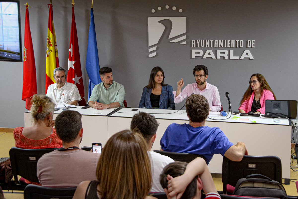 Mas_Parla_'s tweet photo. 🔭 El broche de la semana lo pone una mesa de ponentes espectaculares que han explicado el programa económico de Más Madrid y presentado el ambicioso «Plan Reindustria», clave para el futuro desarrollo de la región.

🔜 Lo próximo es una #Parla próspera. https://t.co/vR0WoMJcmH