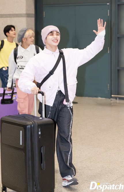 HORI70N's tweet photo. 📍 Incheon, Korea

"Member Vinci walked out of the arrival hall with confident steps."

📸 Dispatch https://t.co/BB2aYrzWnK